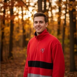 Tampa bay buccaneers fleece pullover Size L , ships next day .